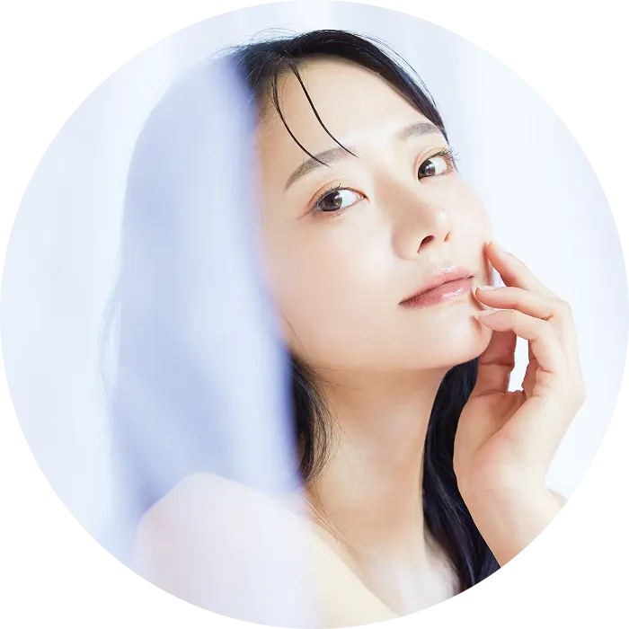 美しく自然な笑顔の女性の写真。親しみやすさと安心感を演出