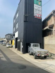 美容サロンMielの駐車場スペース。車での来店も安心