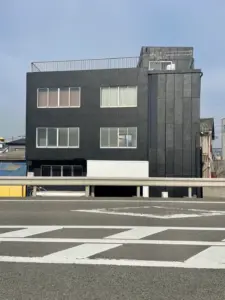 美容サロンMielの駐車場スペース。車での来店も安心